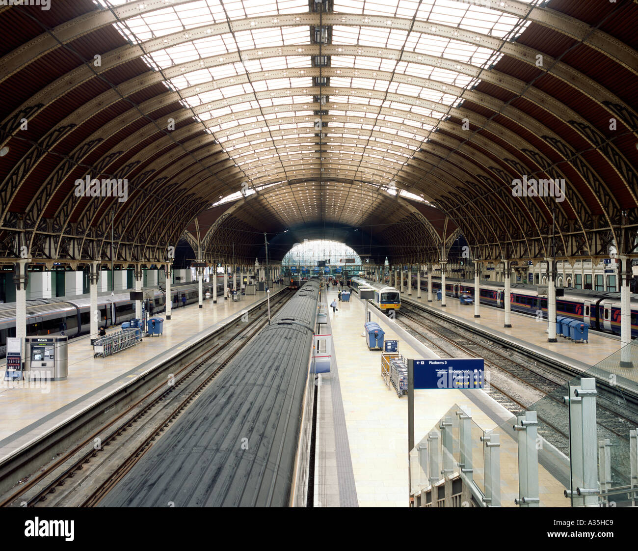 Paddington station interior arch hires stock photography and images