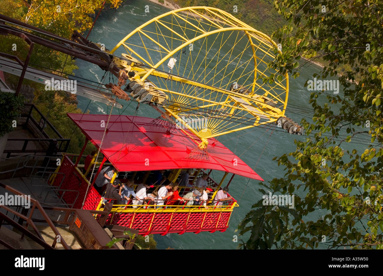 Cable car ride over niagara falls canada hires stock photography