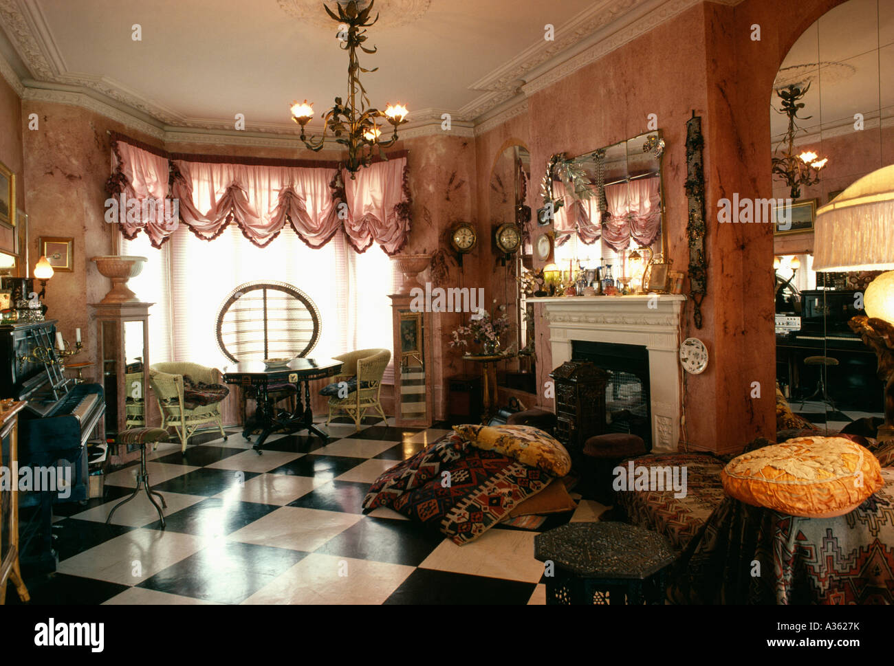 Black and White Victorian Room: Timeless Elegance in Monochrome Style