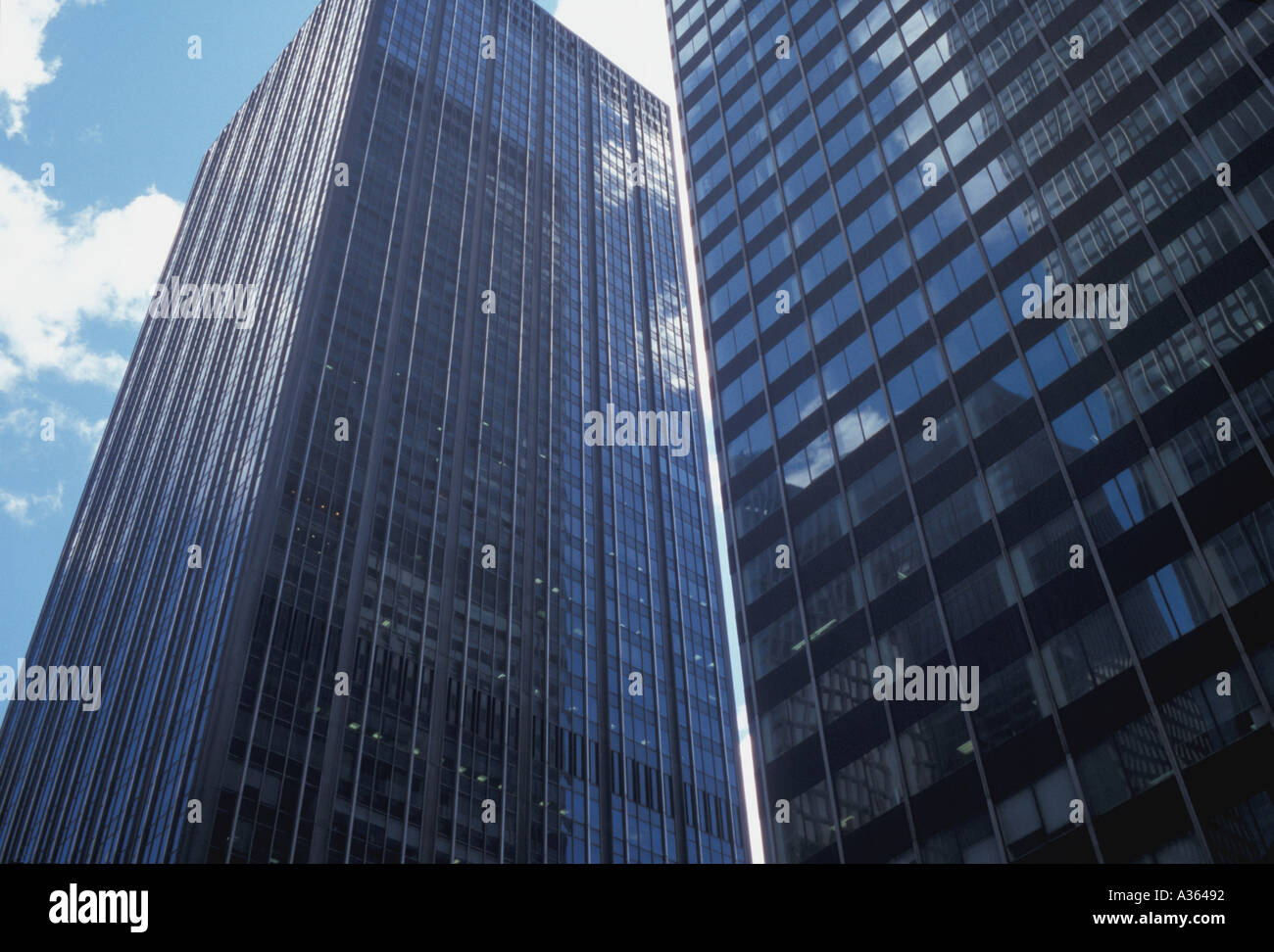 Glass skyscrapers hi-res stock photography and images - Alamy