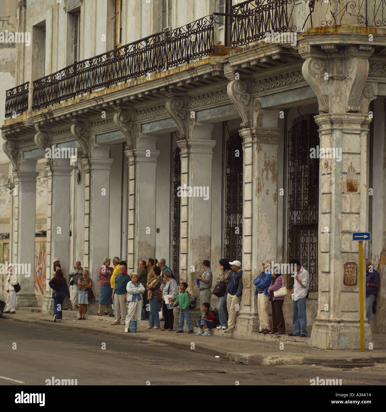 People standing sidewalk hi-res stock photography and images - Alamy
