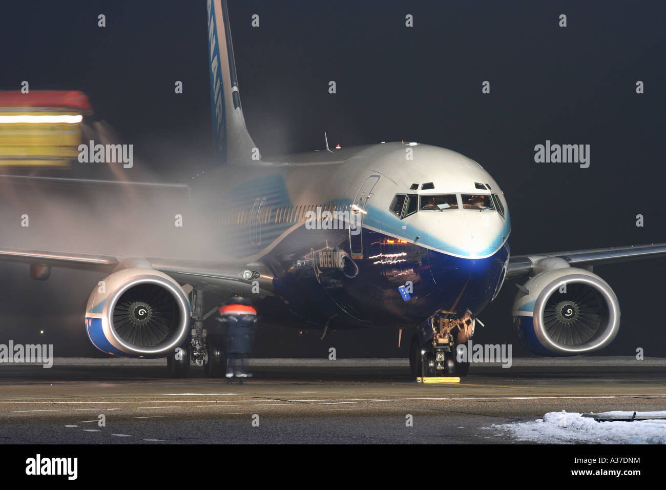 Ryanair's Boeing 737 wearing Dreamliner paint scheme during de-icing ...