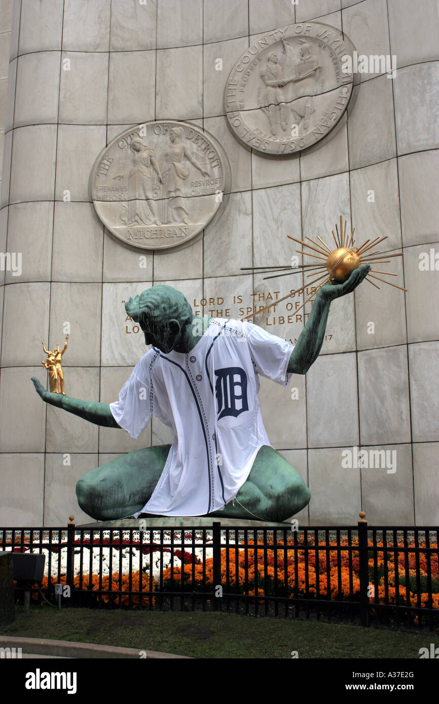 The Spirit of Detroit outfitted with a giant Tigers jersey during the 2006 playoff run. Stock Photo