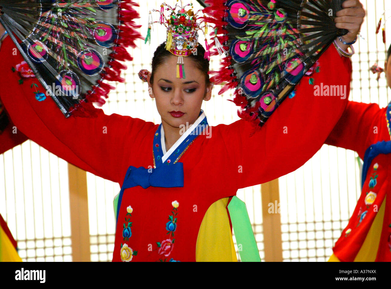 Tanzende Frau Aus Korea In Nationaltracht, Dancing Woman In National 