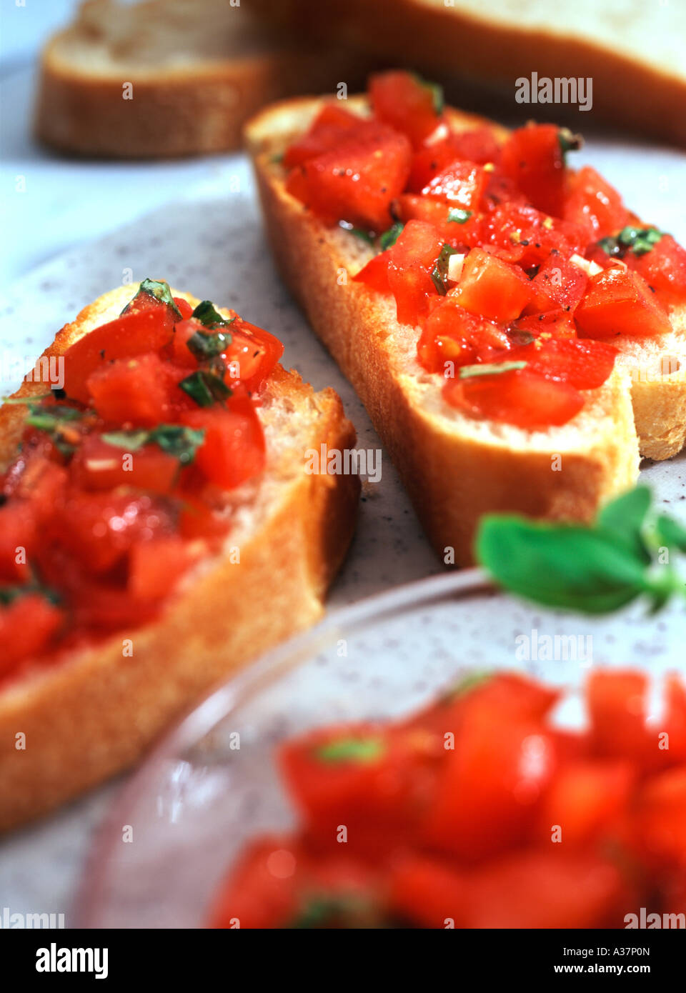 Weissbrot mit Tomaten, Crostini with Tomatoes and Basil Stock Photo - Alamy