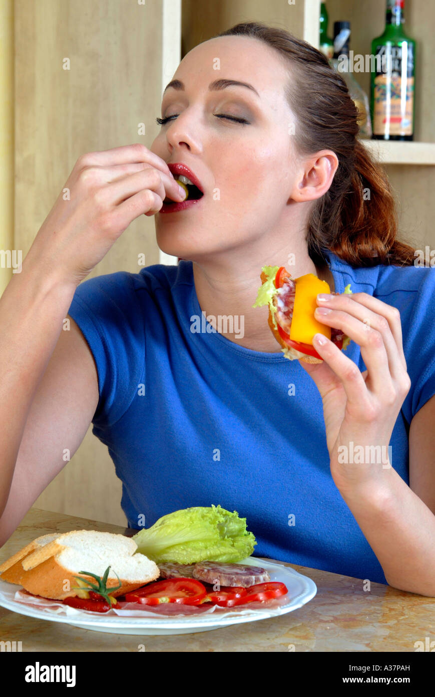 Frau beim Essen, Girl Young Woman Eating Sandwiched Baguette Starter Stock Photo Alamy