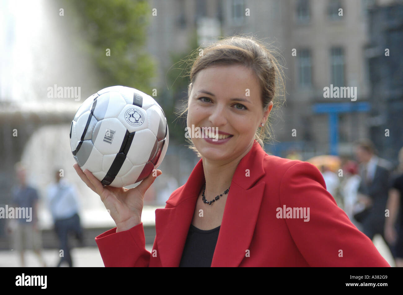 Junge Frau bruenett Fussball WM freundlich laechelnd Stock Photo