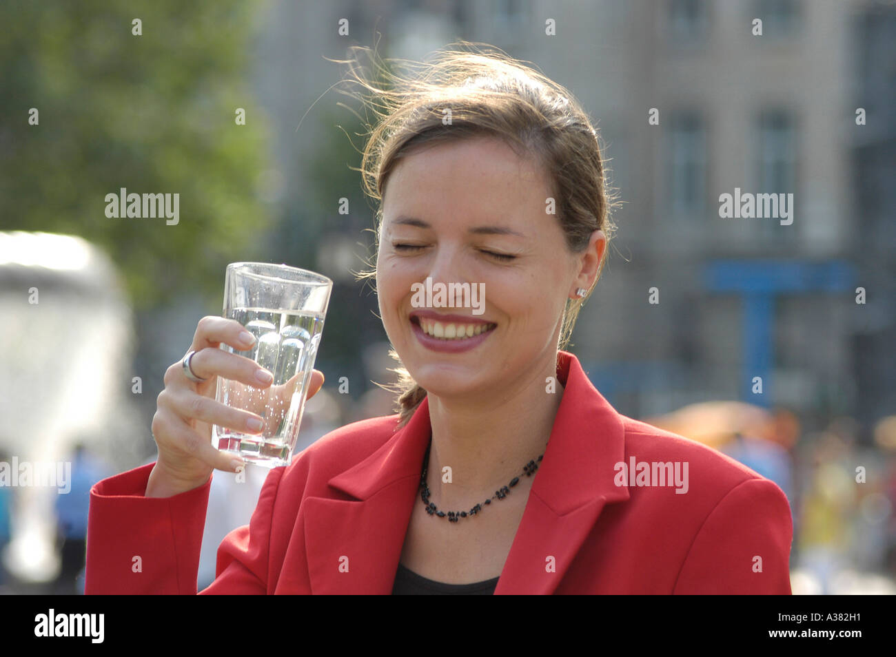 Junge Frau bruenett Wasser Glas Wasserglas gesund Genuss Stock Photo