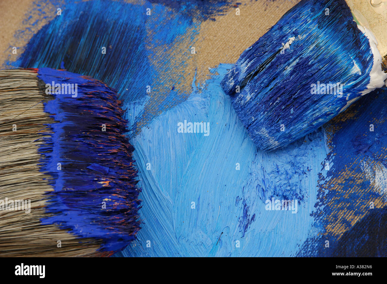 Farbe blau Kunstmaler Pinsel plakativ Stock Photo