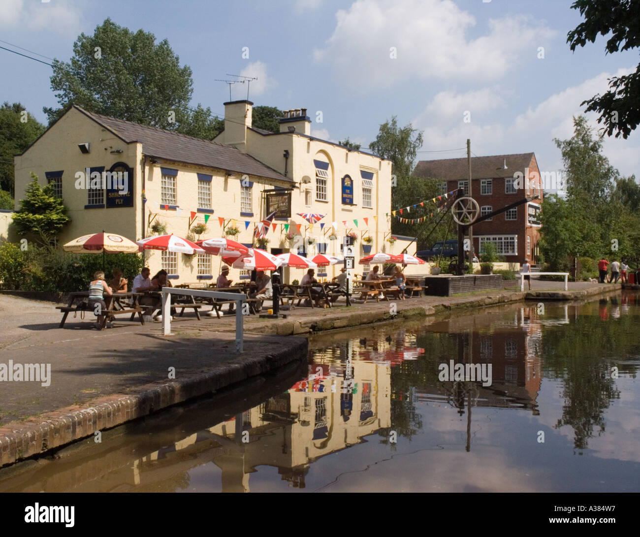 THE SHROPPIE FLY PUBLIC HOUSE on the Shropshire Union Canal wharf in Audlem Cheshire England UK Britain Stock Photo