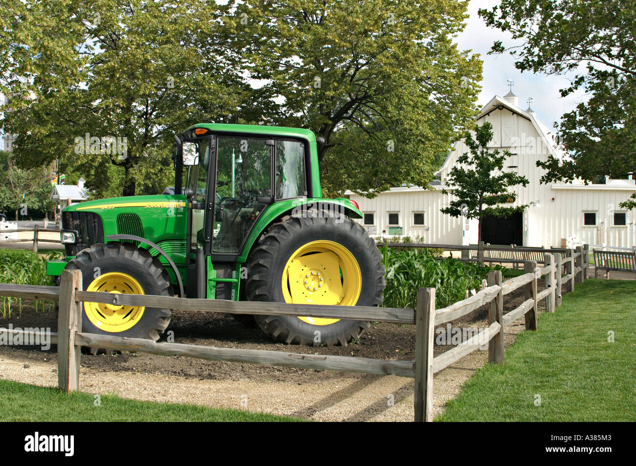ZOOS Chicago Illinois John Deere tractor at Farm in the Zoo area of Lincoln  Park Zoo white barn Stock Photo - Alamy