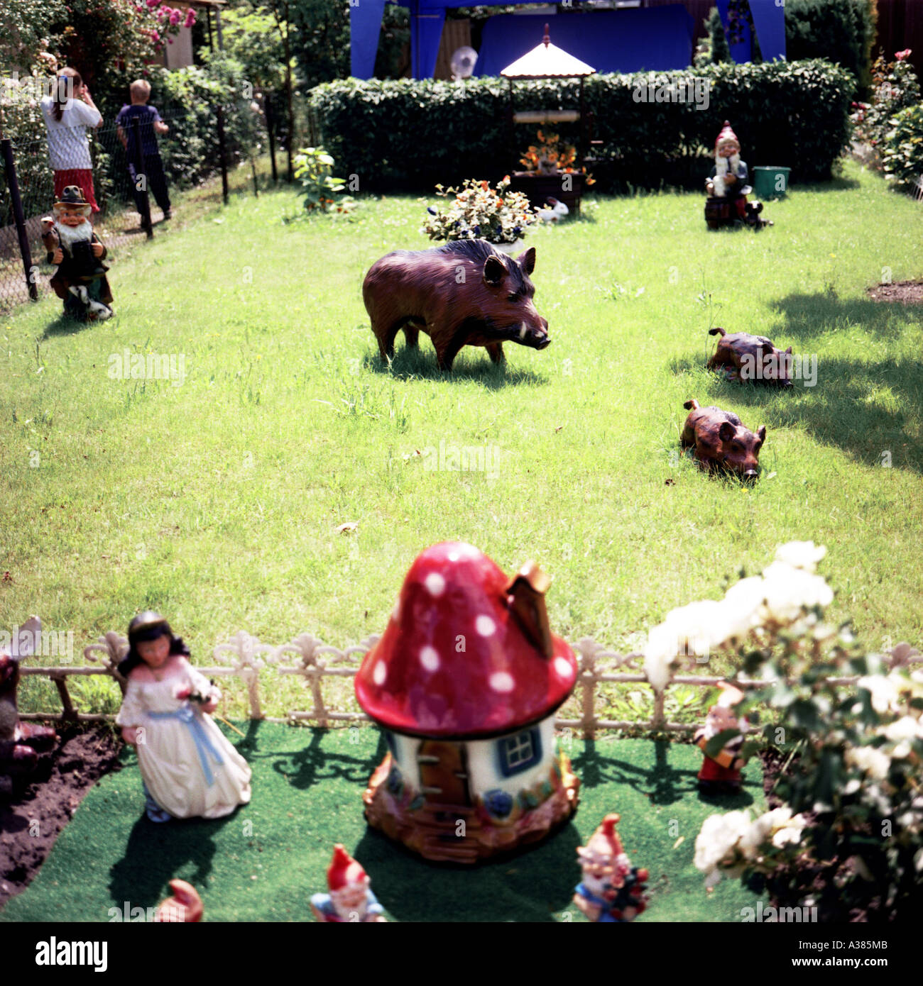 Garden figures hi-res stock photography and images - Alamy