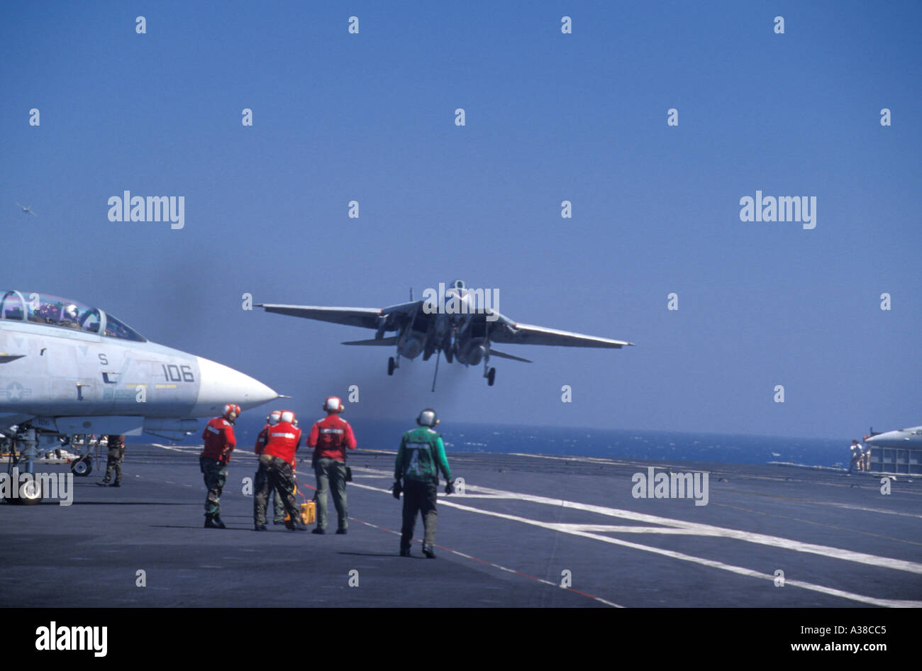 F 14 Tomcat landing on aircraft carrier Nimitz CVN 68 tail hook visible Stock Photo