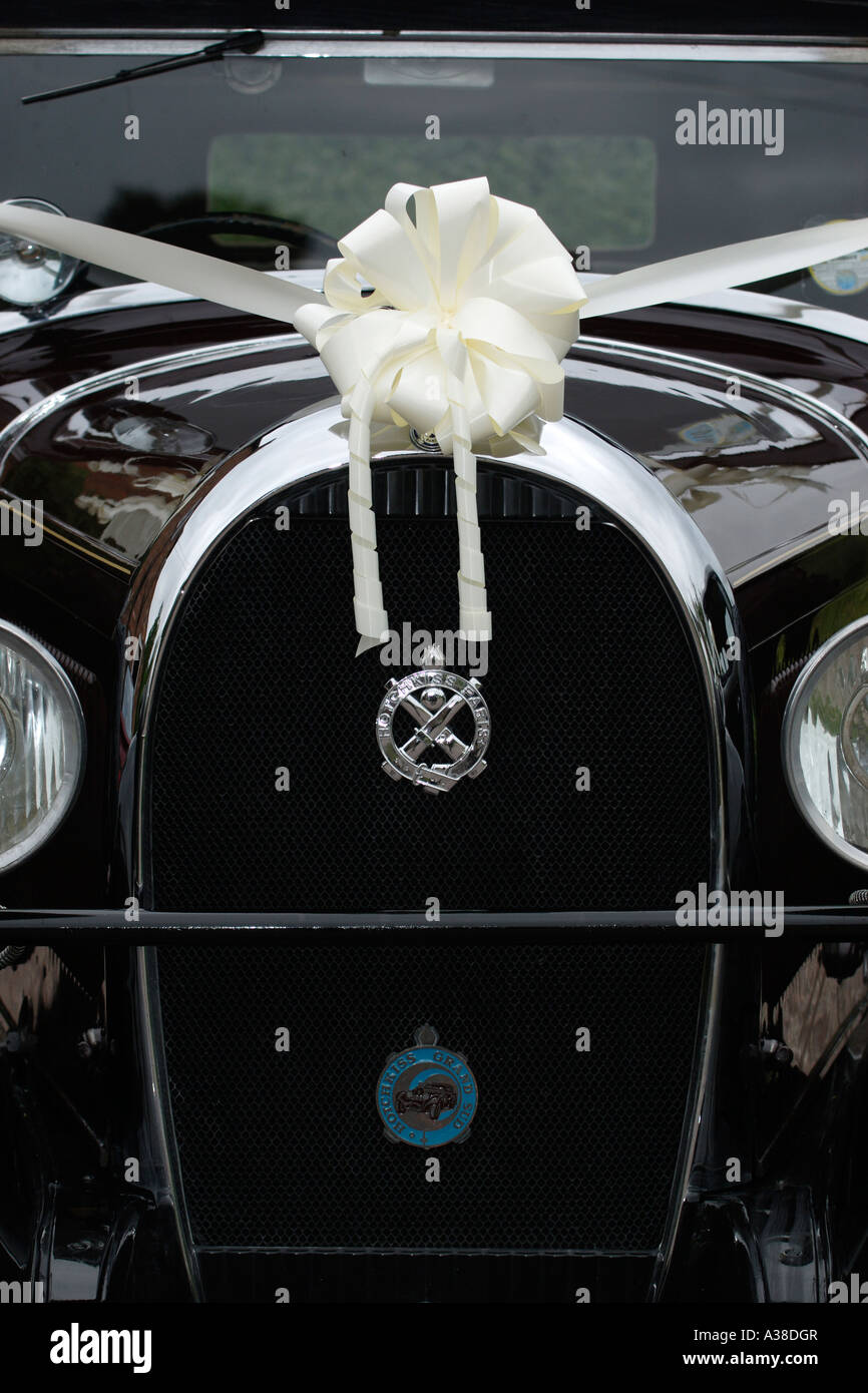 Bride and groom's wedding car Stock Photo - Alamy