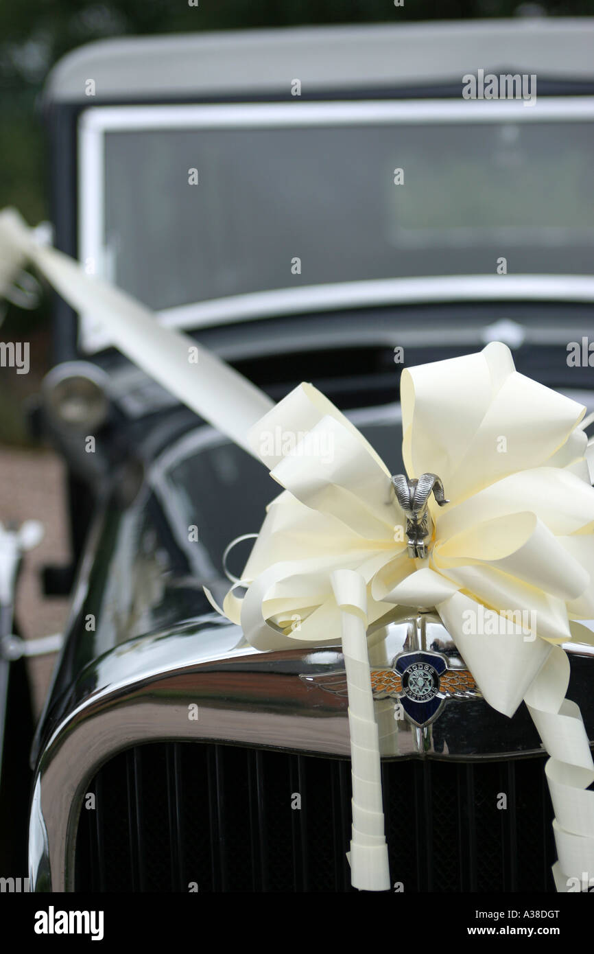 Bride and groom's wedding car Stock Photo - Alamy