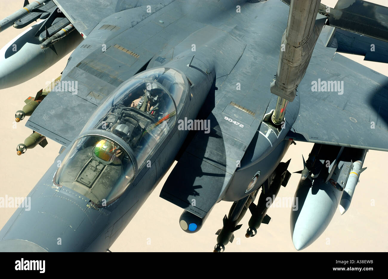 OVER IRAQ An F 15 Strike Eagle recieves fuel from a KC 10 during a combat mission  in support of Operation Iraqi Freedom Stock Photo