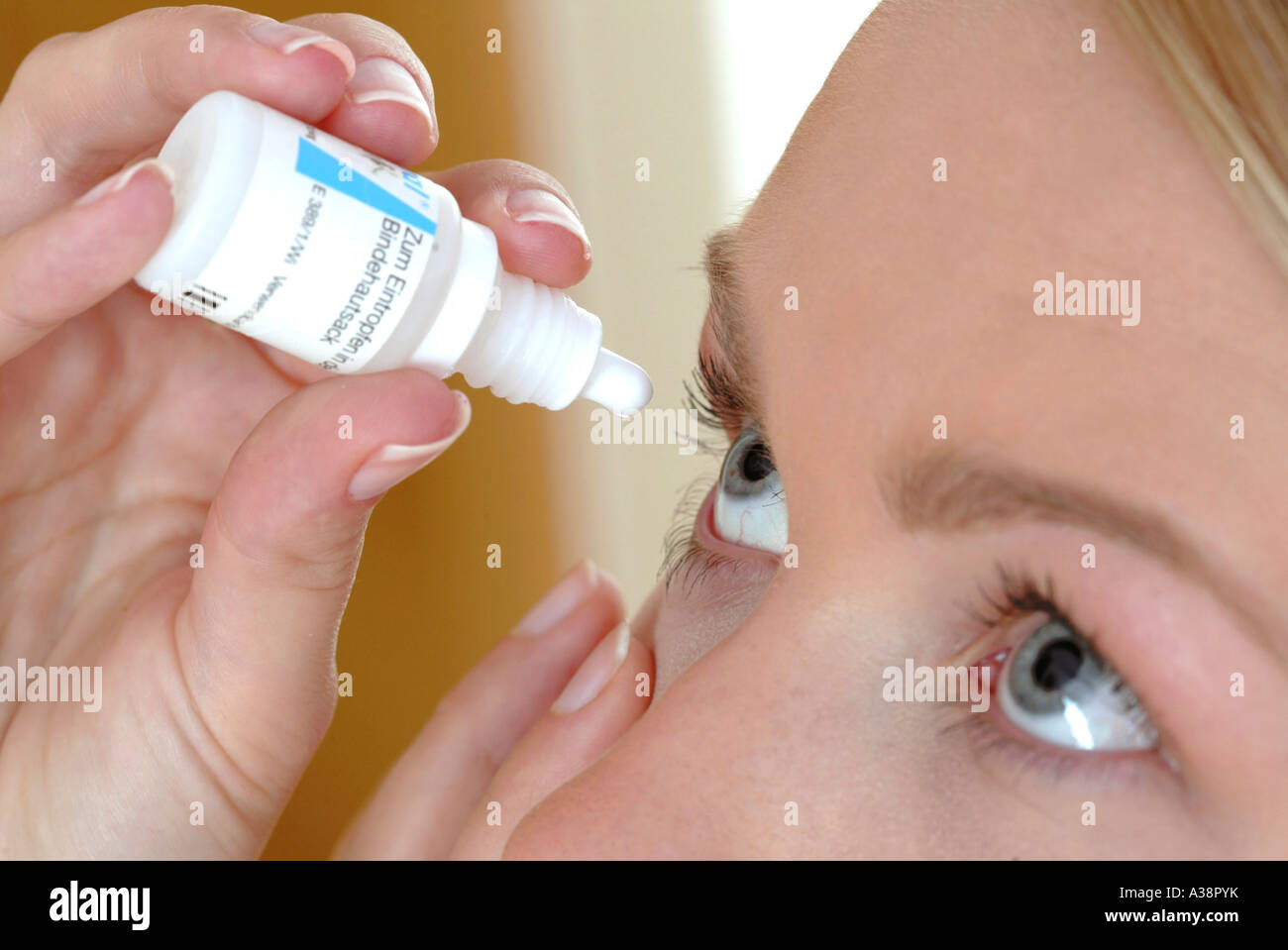 Frau verabreicht sich Augentropfen, woman using eye drops Stock Photo -  Alamy