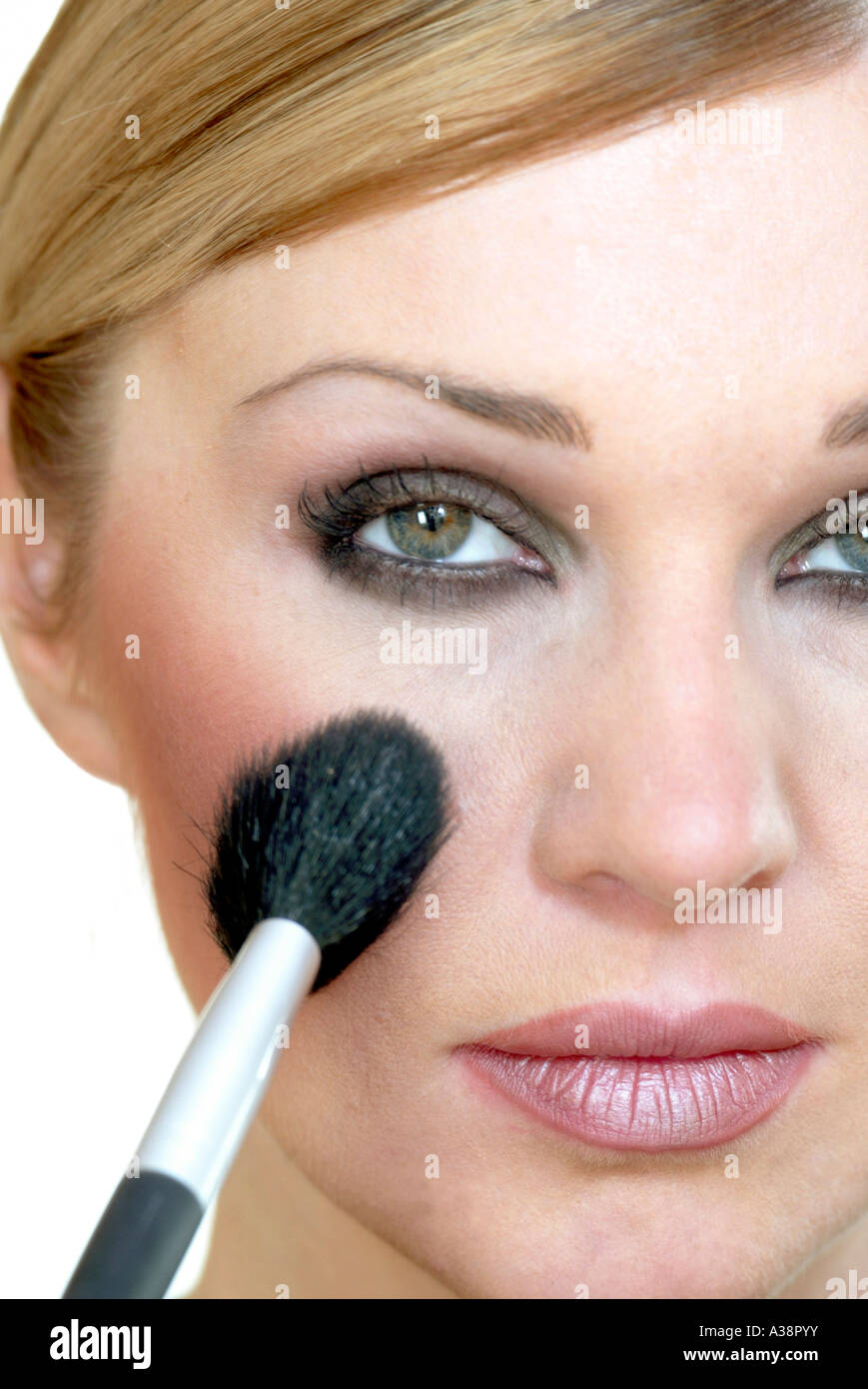 Beauty Frau schminkt sich, Woman putting powder on cheek make up Stock ...