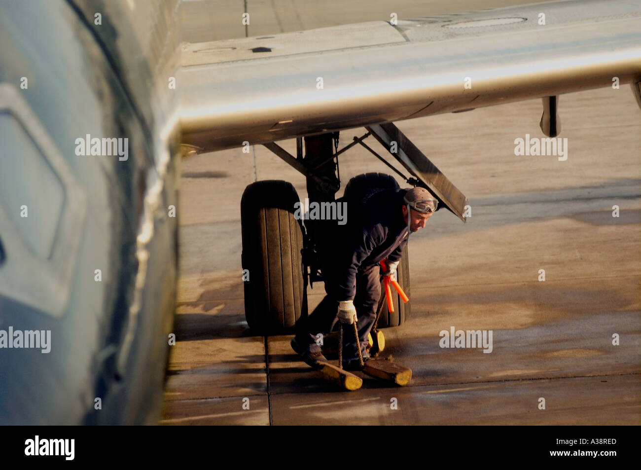 Nose wheel chock hires stock photography and images Alamy