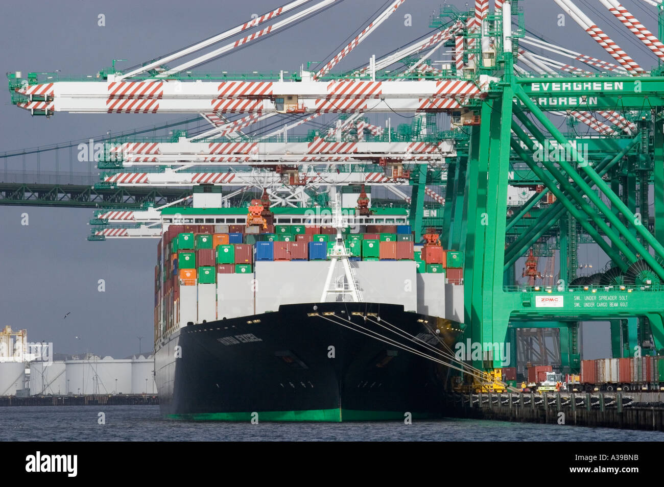 A container ship in Los Angeles harbor being loaded Stock Photo - Alamy