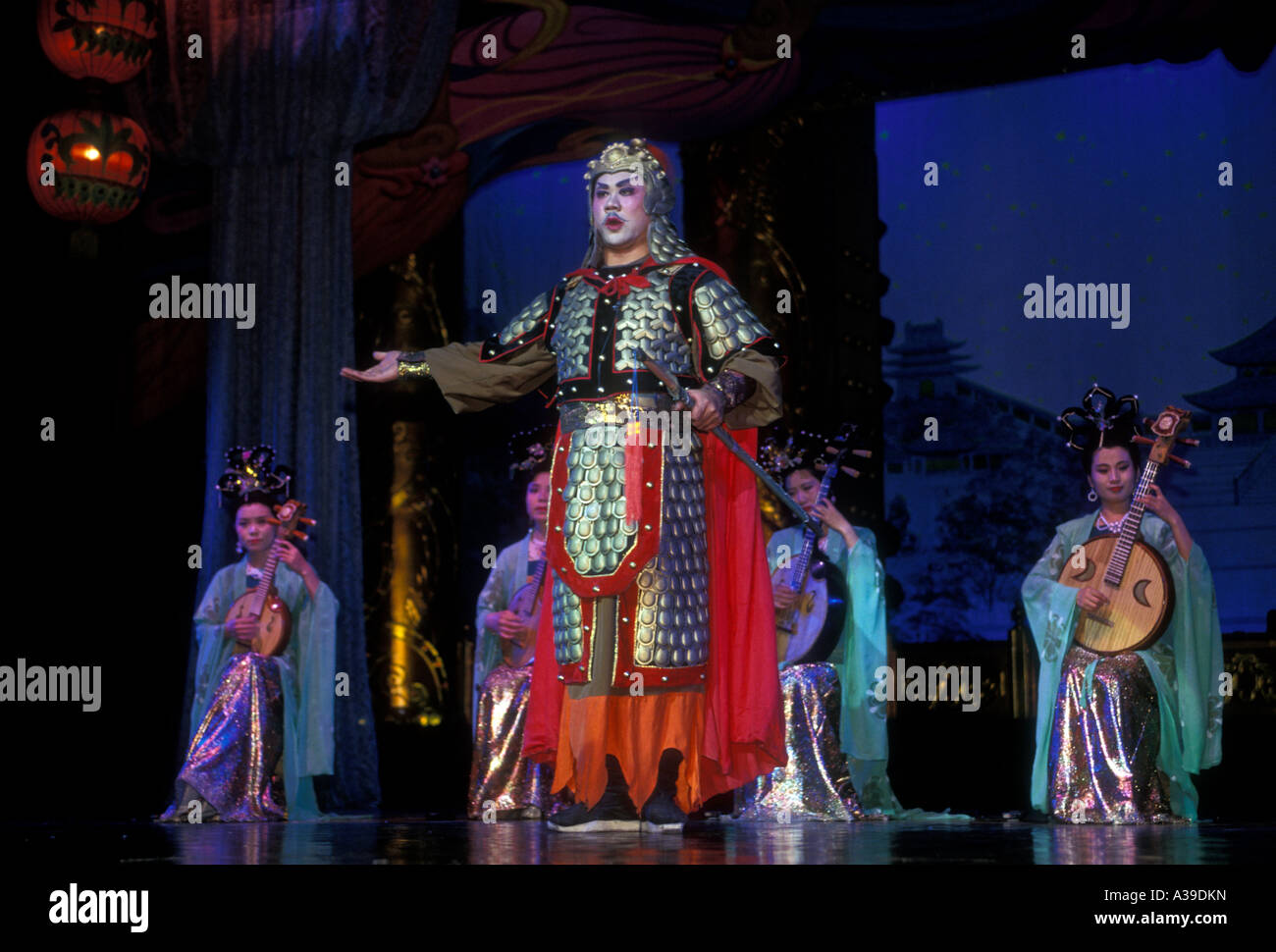 Chinese actor, Chinese actors, singer, singers, singing, song, traditional song, on stage, Tang Dynasty Theater, Xian, Shaanxi Province, China Stock Photo