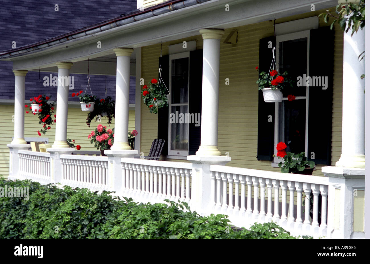Cottage with white porch hi-res stock photography and images - Alamy