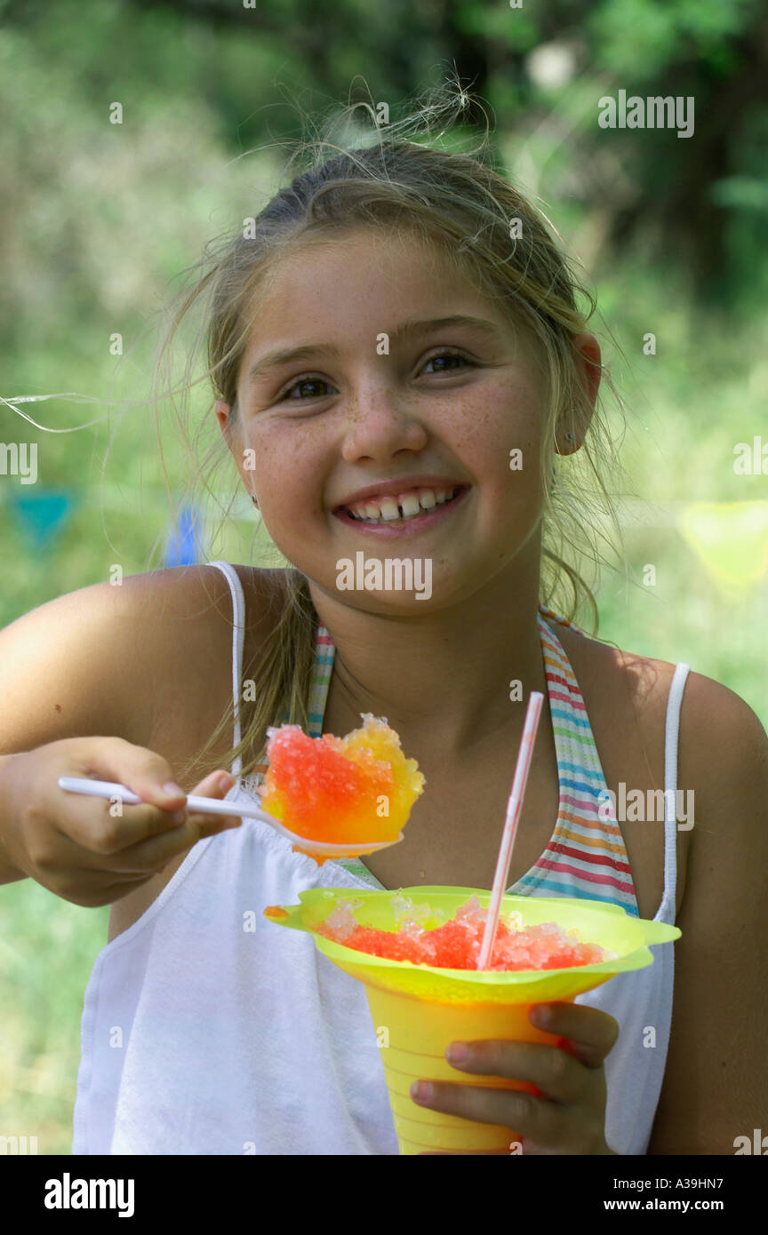 Girls eating ice lollies hires stock photography and images Alamy