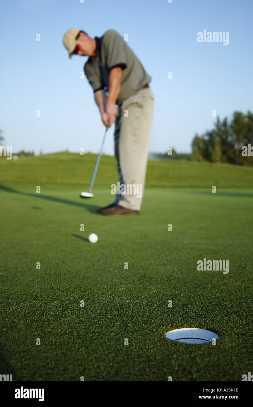 Sinking the putt Stock Photo Alamy
