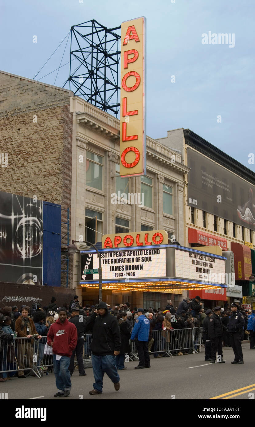 Apollo Theater in Harlem during a memorial service for James Brown Stock Photo