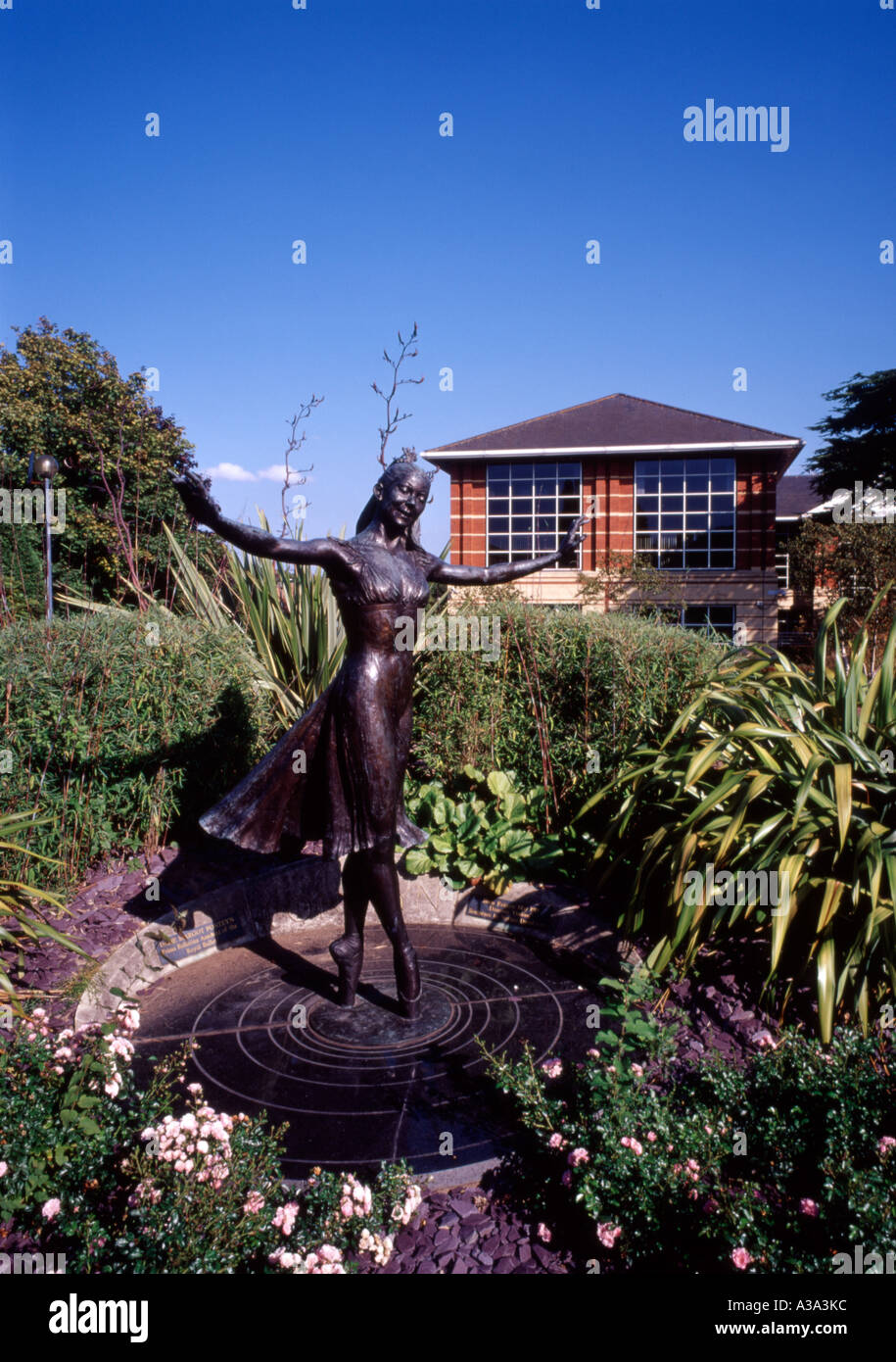 Thicken sikkerhed Marquee Statue of English ballerina Dame Margot Fonteyn in Reigate Surrey England  Stock Photo - Alamy