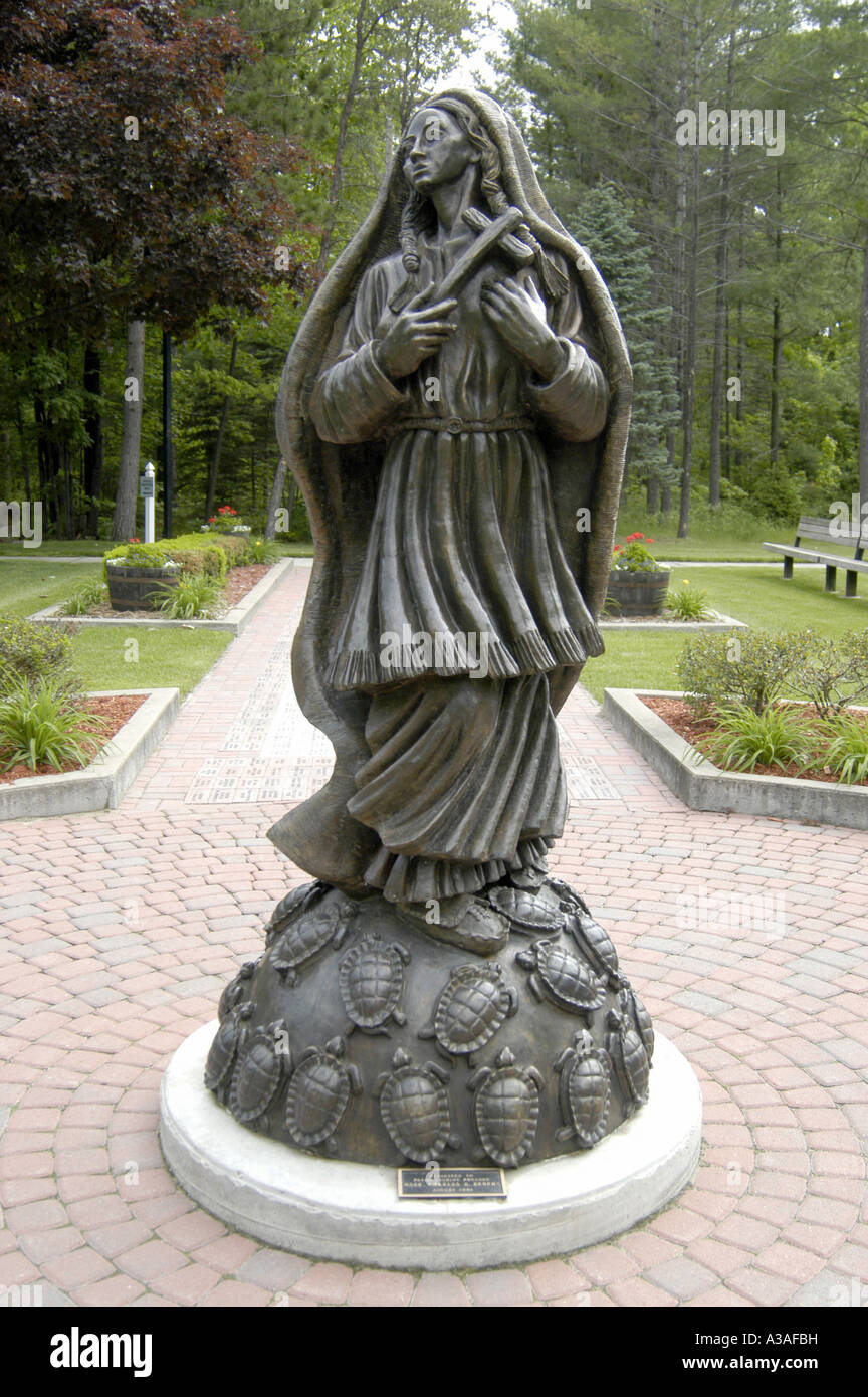 P21 124 Cross In The Woods, Lily Of The Mohawks Statue, Rose City, MI Stock Photo