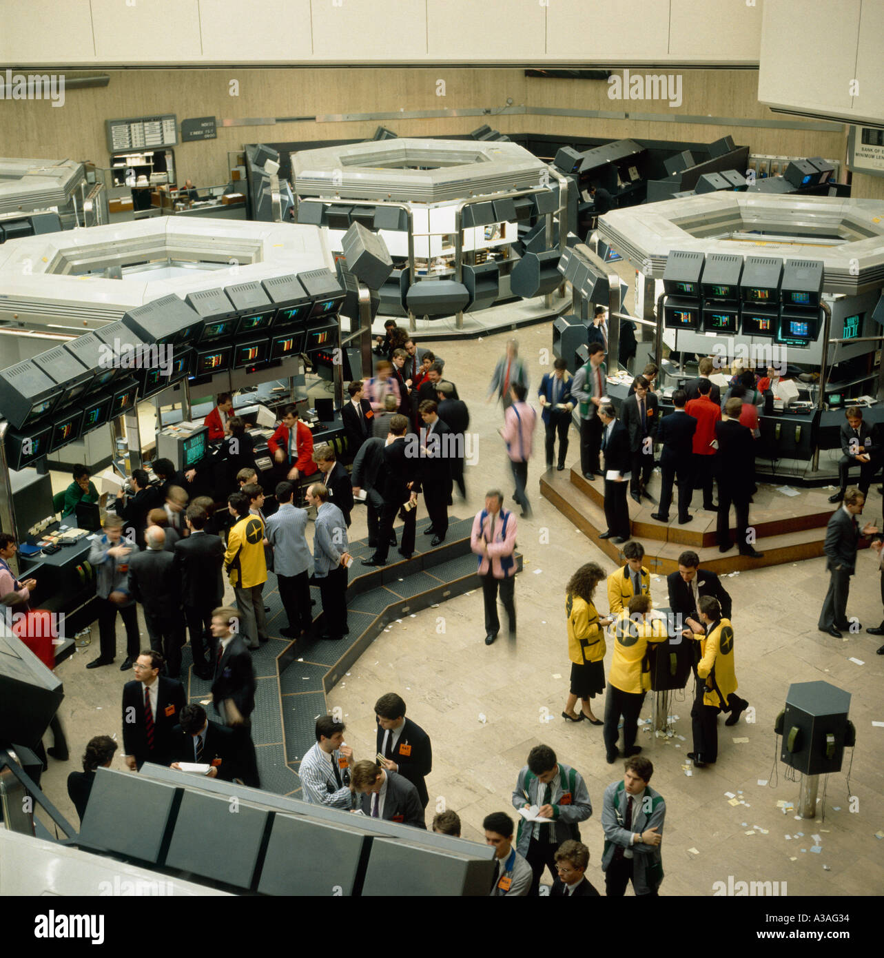 London stock exchange floor hi-res stock photography and images - Alamy