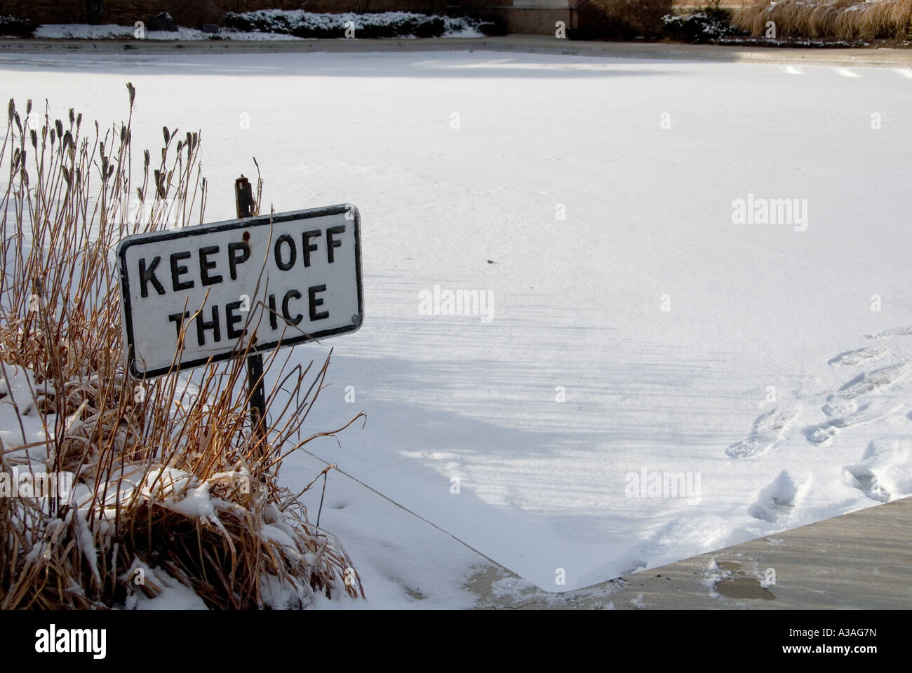 P33 059 Cranbrook Institute Of Science - Keep Off The Ice Sign On Pond - Bloomfield Hills Michiga Stock Photo