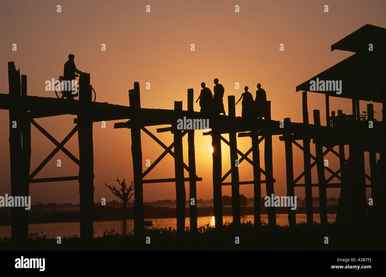 U bein bridge myanmar hi-res stock photography and images - Alamy