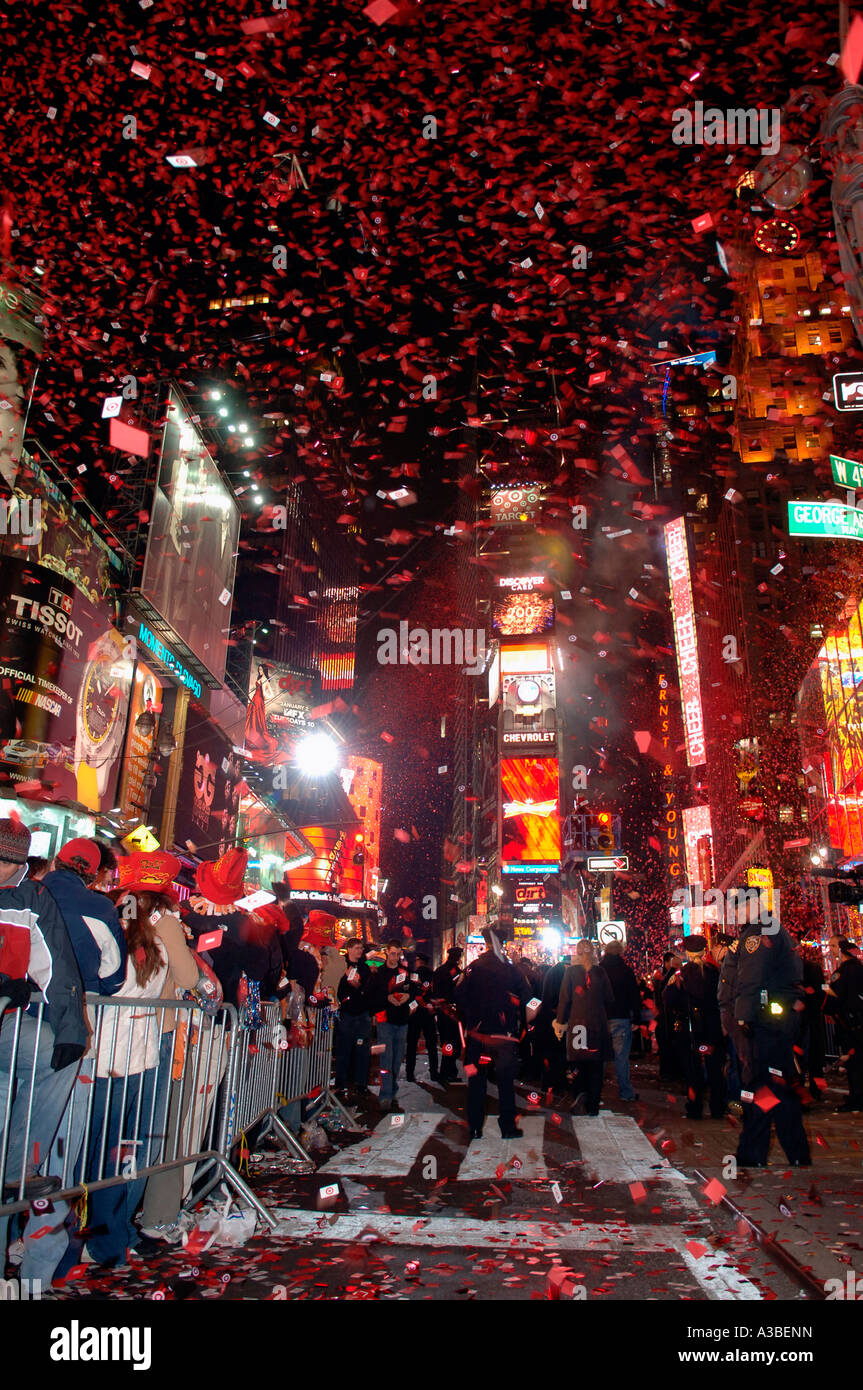 Tourists, New Yorkers flock to Times Square NYC Wishing Wall