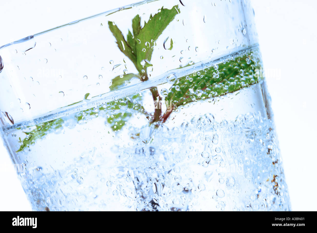 человек пьет минеральную воду. минералка после. минералка после. минеральная вода при язвенной болезни. щелочные мин.