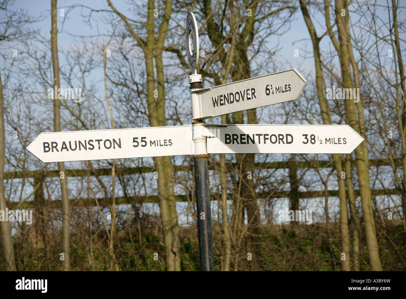 Signpost at the Junction of Grand Union Canal and Wendover Arm at Bulbourne, Near Tring Reservoirs, Hertfordshire Stock Photo