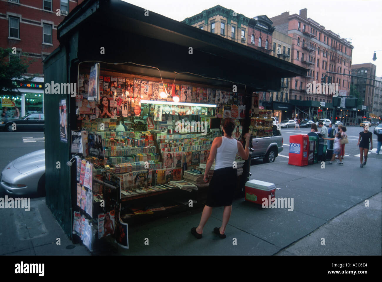Newspaper stand new york hires stock photography and images Alamy