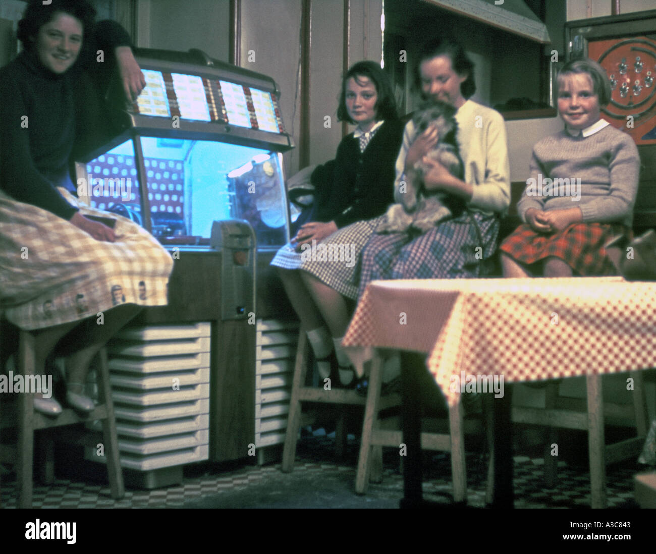 Young teenage girls sitting Around the Jukebox 1950s early 1960s, London, England Stock Photo