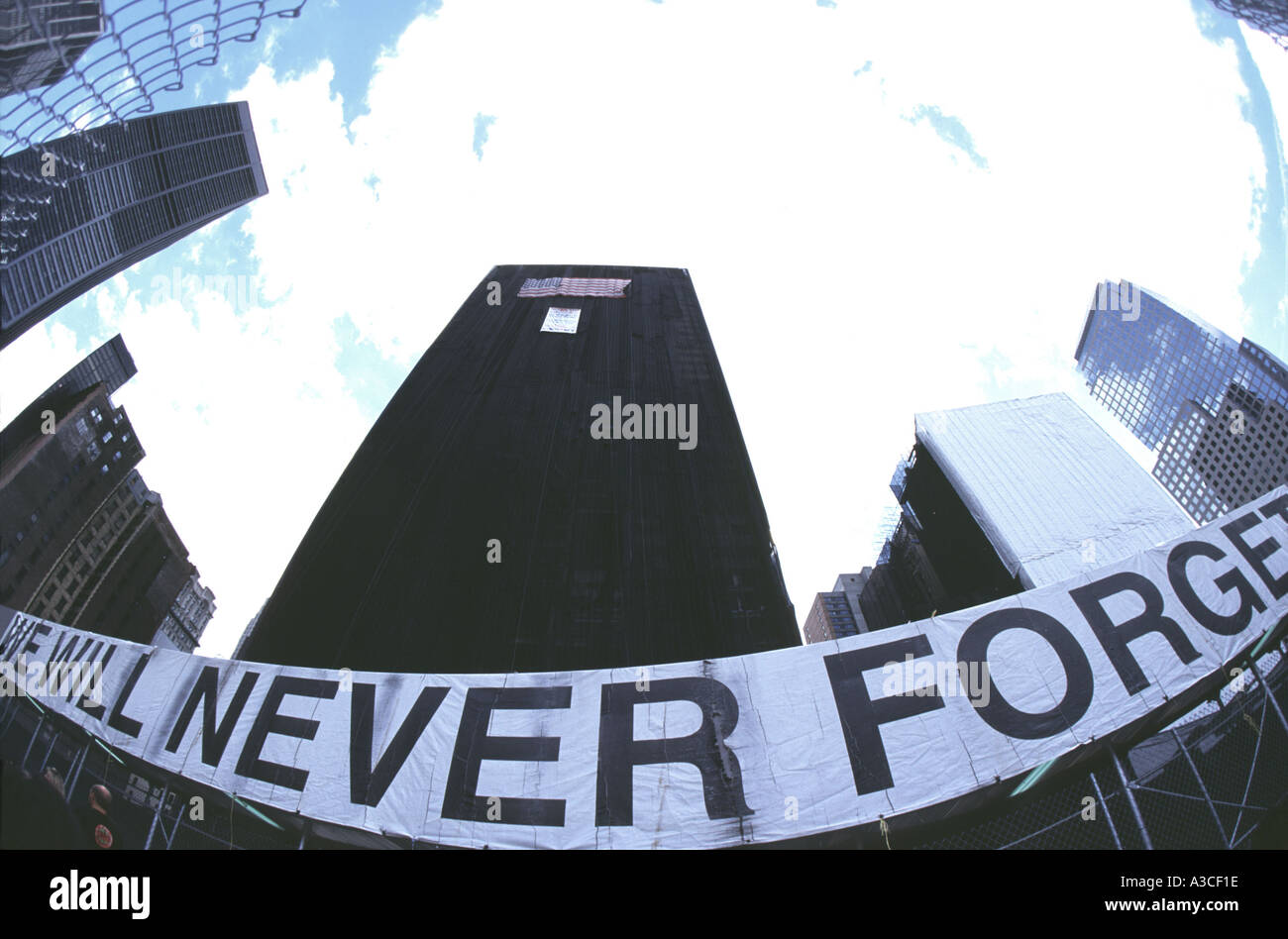 We will Never Forget message on railings surrounding Ground Zero site, Lower Manhattan, New York, USA Sept 2002 Stock Photo