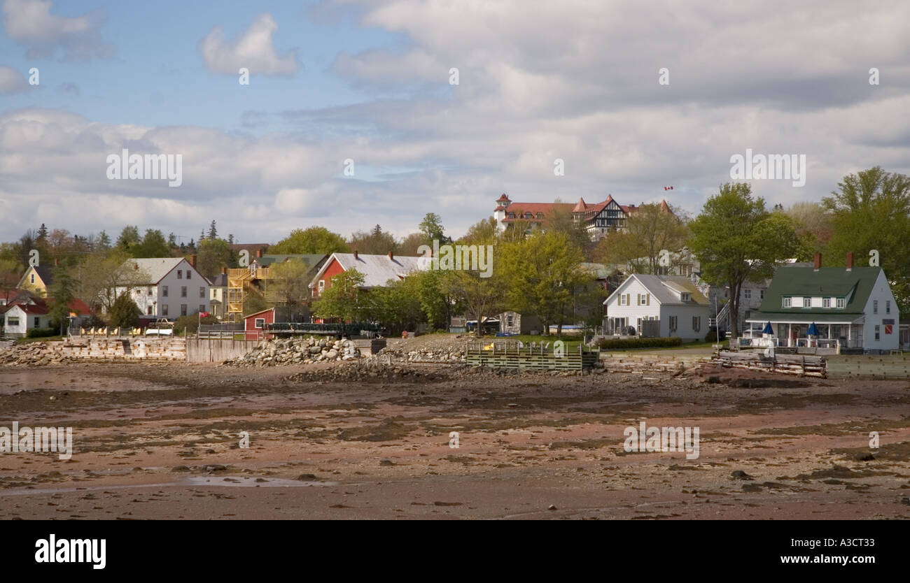 Canada New Brunswick St Andrews waterfront houses at low tide Fairmont  Algonquin Hotel on hill top Stock Photo - Alamy