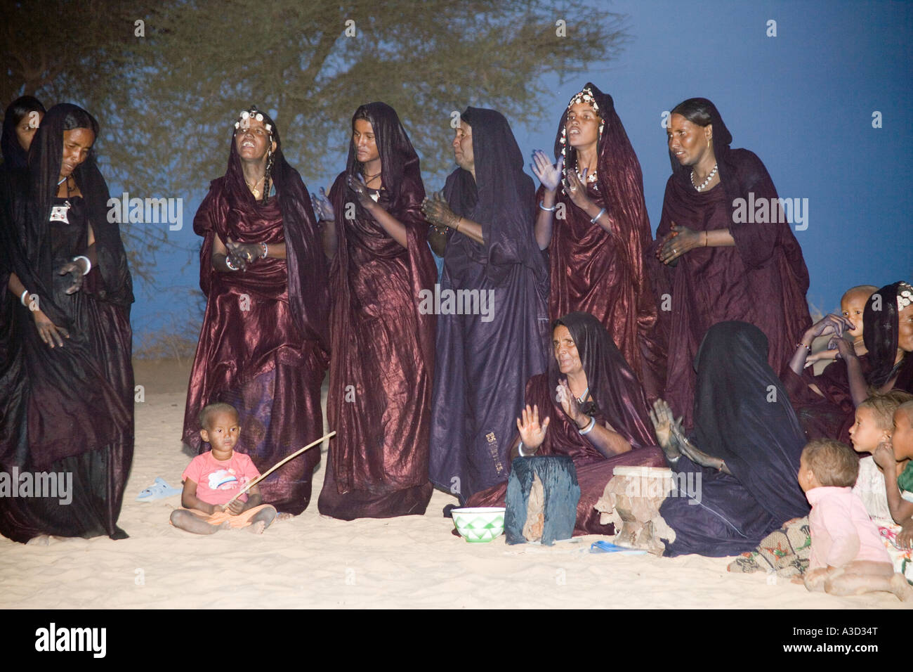 Tuareg tribal dance in the Sahara near Timbuktu Mali West Africa Stock Photo