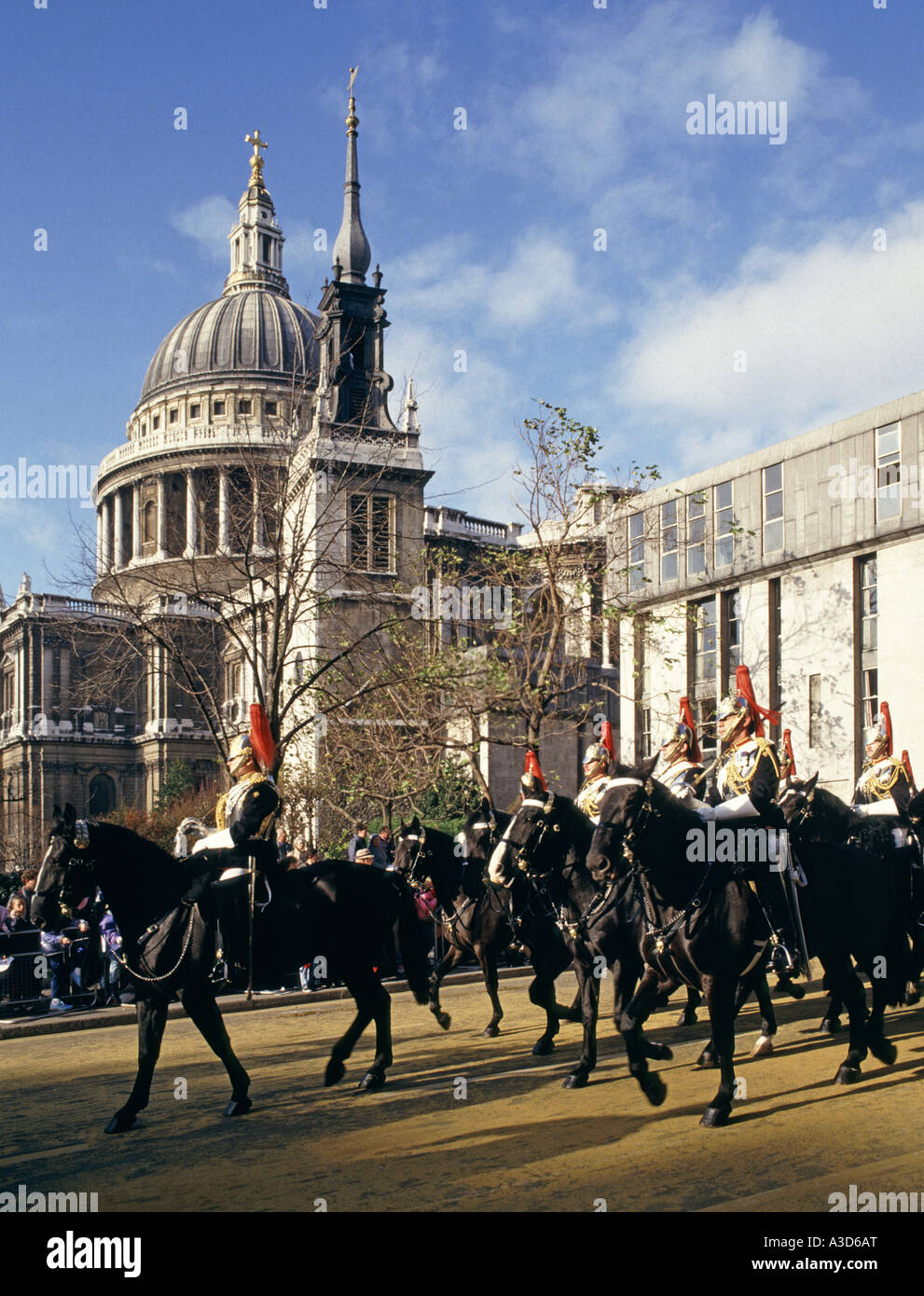 City of London Lord Mayors Show procession & spectators St Pauls Cathedral mounted soldiers & horses of Household cavalry Blues and Royals England UK Stock Photo
