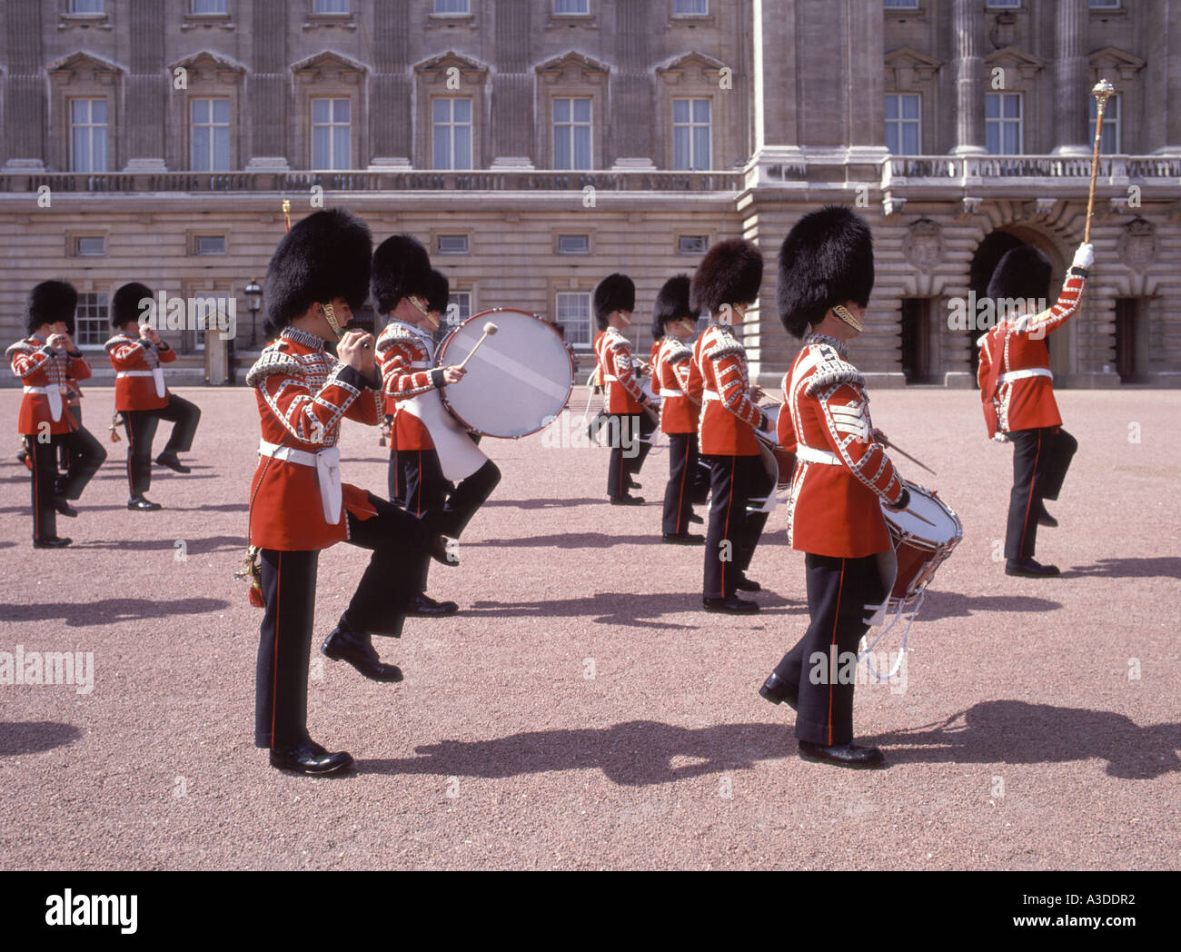 Buckingham palace courtyard hires stock photography and images Alamy