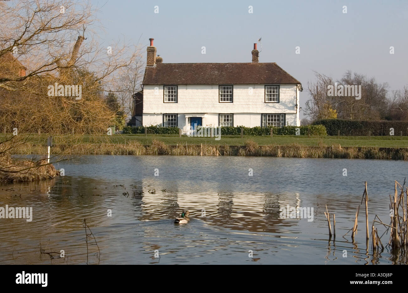 White cottage hi-res stock photography and images - Alamy