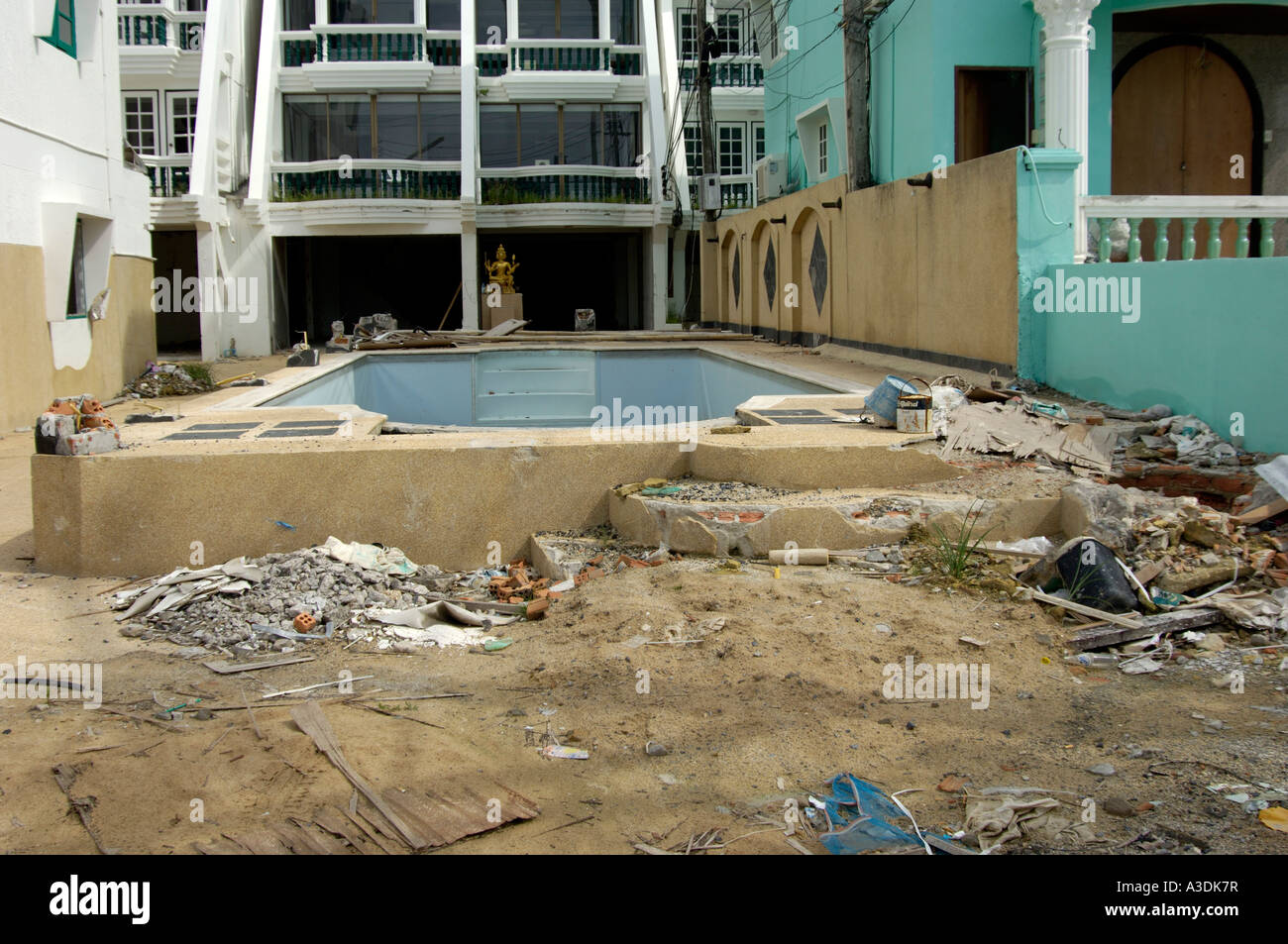 When did the tsunami hit phuket thailand