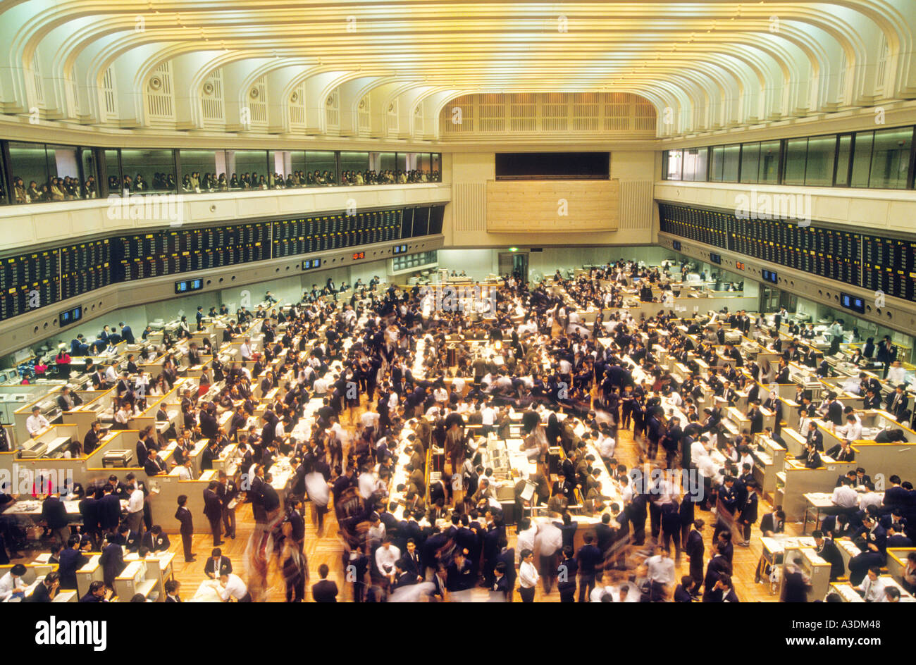 Japan Tokyo stock exchange trading floor crowds business Stock Photo