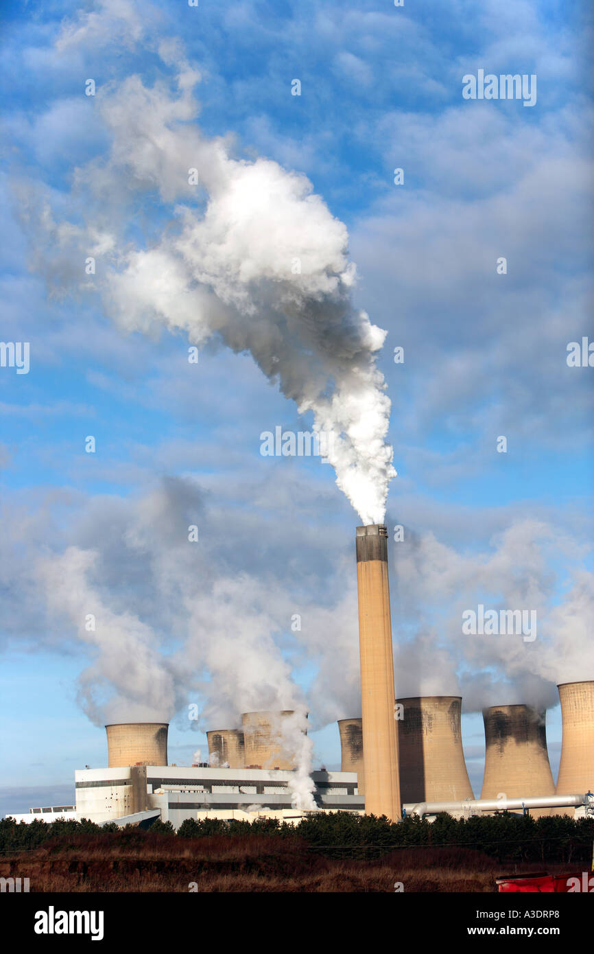 Giant COOLING TOWERS and chimneys AT DRAX COAL FIRED POWER STATION SELBY NORTH YORKSHIRE ENGLAND
