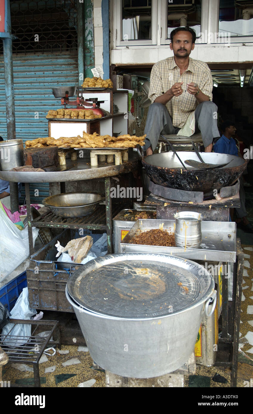 Street vendor selling food in Delhi India Stock Photo - Alamy