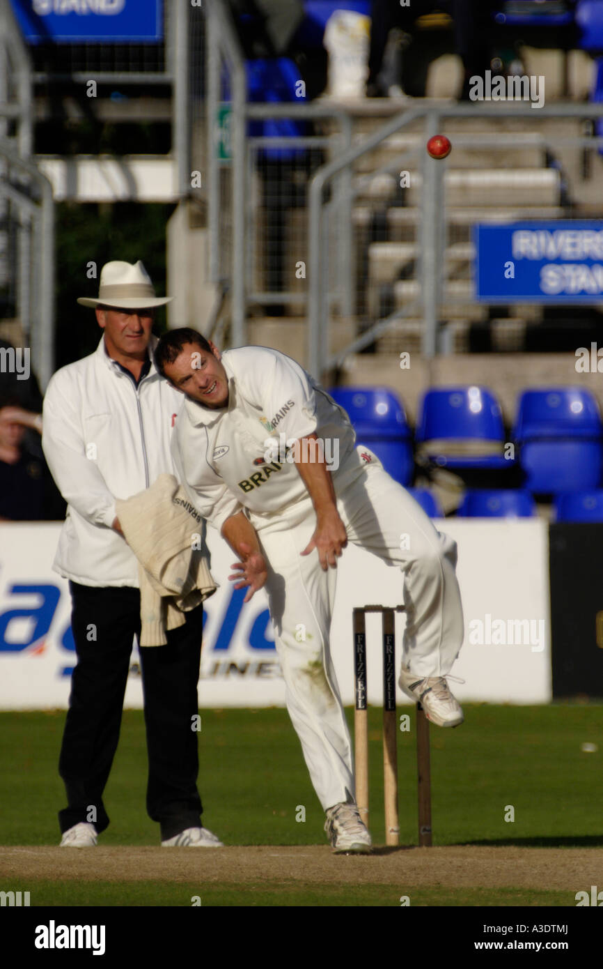 LEFT-ARM SPINNER DEAN COSKER BOWLING FOR GLAMORGAN AGAINST HAMPSHIRE AT SOPHIA GARDENS, CARDIFF, SOUTH WALES, U.K. Stock Photo